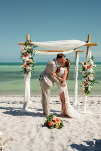 Read more about the article A Beautiful Key West Elopement at Smathers Beach